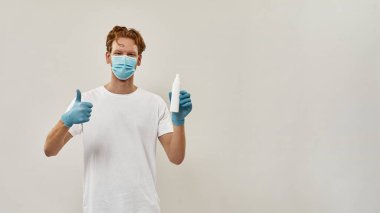 Genç kızıl saçlı kurye temiz ve güvende olduğunu gösteriyor. 