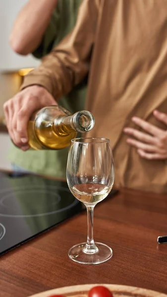 Τα χέρια του ομοφυλόφιλου άνδρα συντρόφου ρίχνει κρασί στο ποτήρι — Φωτογραφία Αρχείου