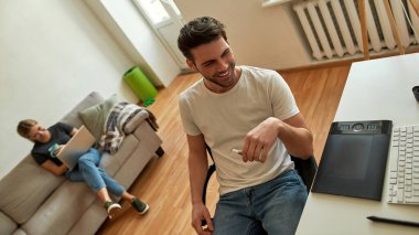 Genç çift şirket video görüşmesine katılıyor. 