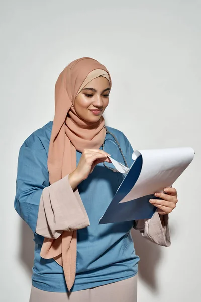 Allegro giovane medico ragazza araba in hijab — Foto Stock