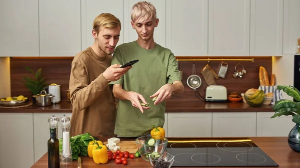젊은 동성애자 수컷 한쌍 이 요리중에 사진을 찍고 있다 — 스톡 사진