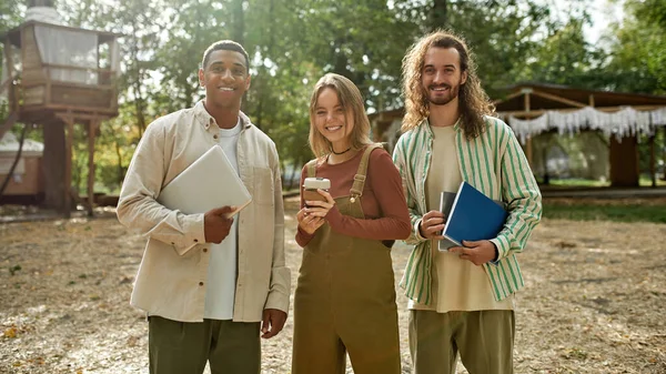 Glückliche junge multiethnische Freiberufler im Freien — Stockfoto