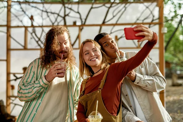 Equipo de jóvenes felices multirraciales tomando selfie — Foto de Stock