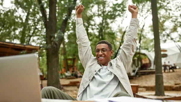 Sourire jeune homme afro-américain tenant la main vers le haut — Photo