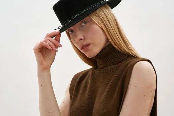 Allettante giovane donna caucasica con un cappello alla moda — Foto Stock