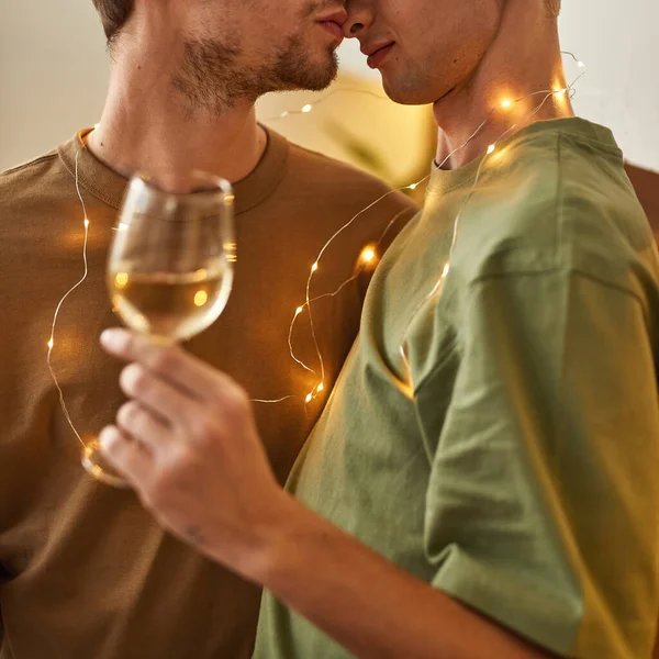 Sarutand cuplul homosexual de sex masculin cu ghirlanda spumanta — Fotografie, imagine de stoc