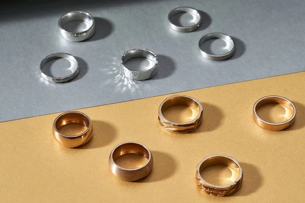Sortimento de ouro espumante e anéis de casamento de prata — Fotografia de Stock