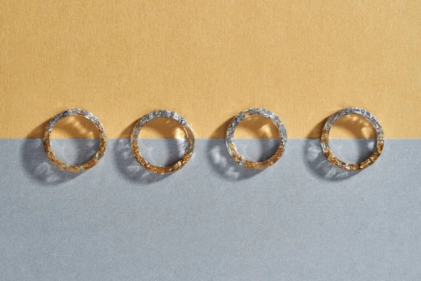 Anéis plásticos transparentes com enchimento dourado e prateado — Fotografia de Stock