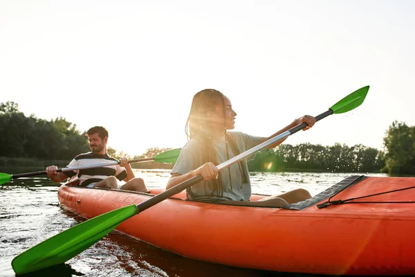 Sportivo giovane coppia di amici divertirsi in kayak in un pomeriggio d'estate — Foto Stock
