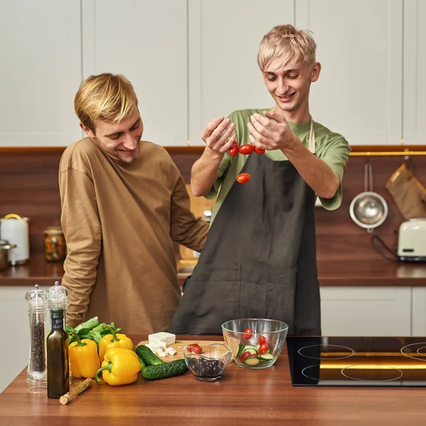 Sorridente omosessuale coppia maschile preparazione insalata — Foto Stock