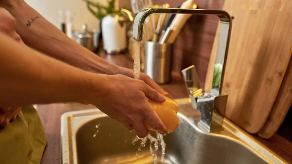 Erkek elleri mutfak lavabosunda taze sebzeleri yıkıyor., — Stok fotoğraf