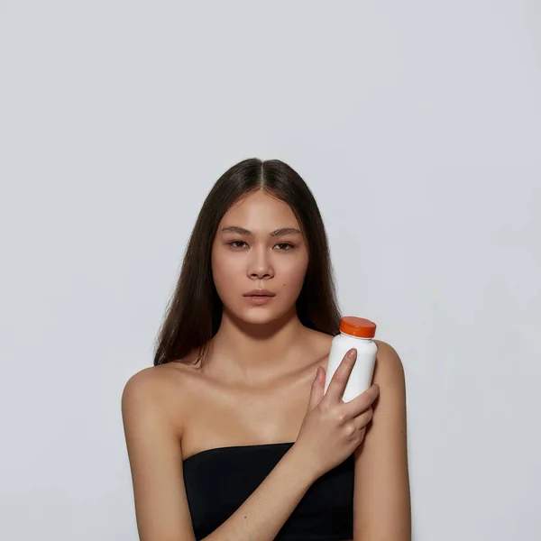 Ung asiatisk flicka som håller wellness vitaminer — Stockfoto