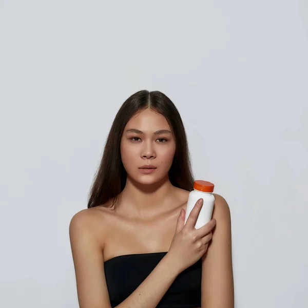 Junge asiatische Mädchen mit Wellness-Vitaminen — Stockfoto