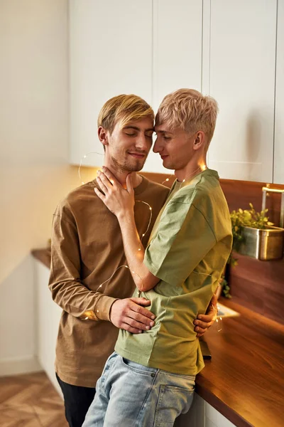 Felice omosessuale gay coppia con frizzante ghirlanda — Foto Stock