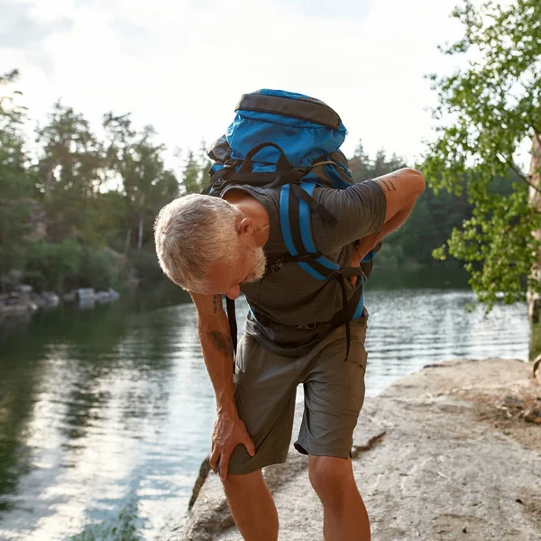 Rückenschmerzen eines Kaukasiers mittleren Alters beim Trekking — Stockfoto