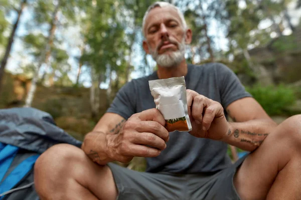 Lanche para turistas em mãos de homem de meia-idade — Fotografia de Stock