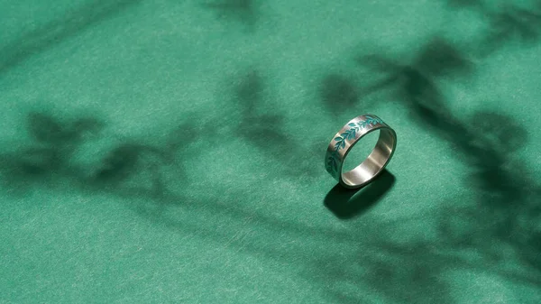 Elegante anel de noivado de prata com gravura floral — Fotografia de Stock