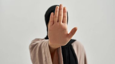 Avuç içlerine seçici odaklanma, dur demektir.