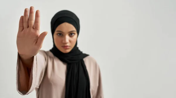 Accentul selectiv pe gestul stop prezentat de femeie — Fotografie, imagine de stoc
