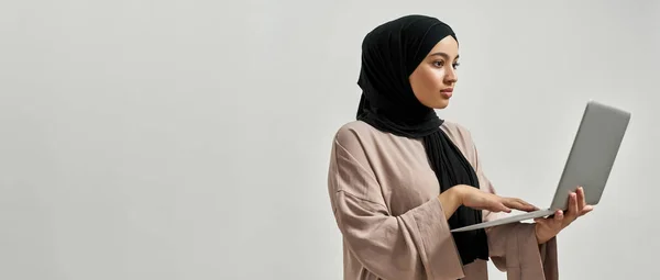 Giovane ragazza araba in hijab lavorando sul computer portatile — Foto Stock