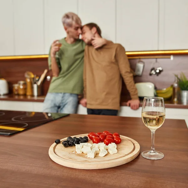 Selective focus on snacks and wine with couple kissing — Stock Photo, Image