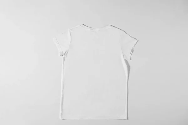 Lekka koszulka leżąca na białym tle — Zdjęcie stockowe