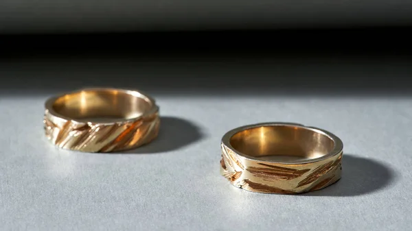 Pár kézzel készített csillogó ékszer gyűrűk dombornyomással — Stock Fotó