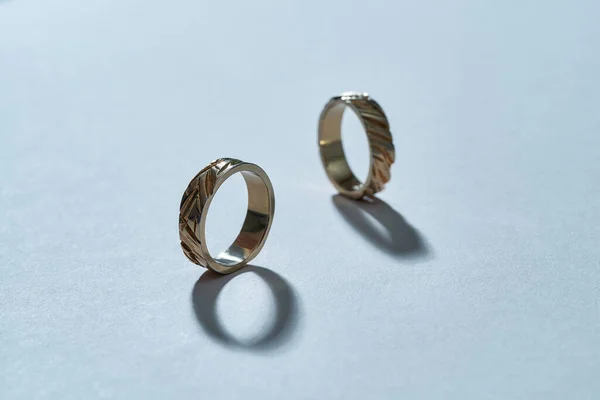 Paar stylische vergoldete Ringe mit Schnitzereien — Stockfoto
