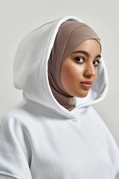 Porträt einer attraktiven jungen Araberin im Hijab — Stockfoto