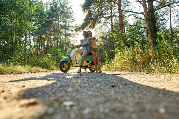 Jovem e mulher afro-americana feliz em scooter — Fotografia de Stock