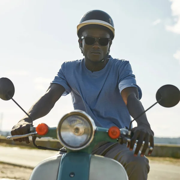 骑摩托车戴头盔的非洲裔美国人的画像 — 图库照片