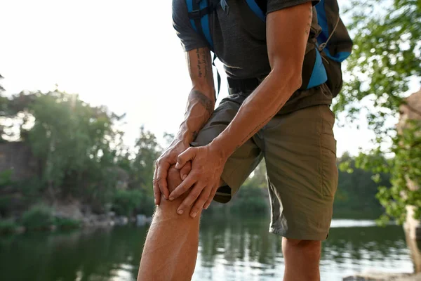 Joelho ferido de homem de meia idade durante o trekking — Fotografia de Stock