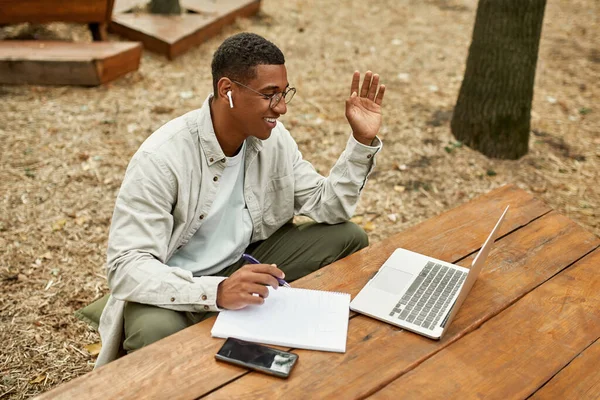 Glückliche junge afrikanisch-amerikanische Mann im Gespräch über online — Stockfoto