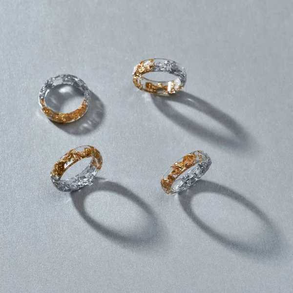 Anéis de resina transparente com metade de enchimento de ouro e prata — Fotografia de Stock