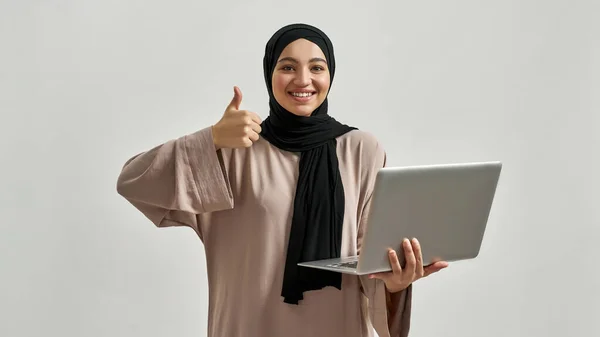 Giovane donna araba in hijab mostrando pollice in su — Foto Stock