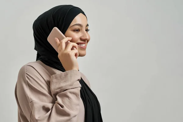 Ritratto di giovane ragazza araba sorridente che parla su smartphone — Foto Stock