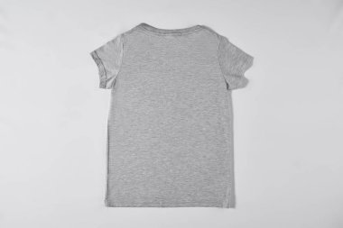 Beyaz arka planda duran gri tişört