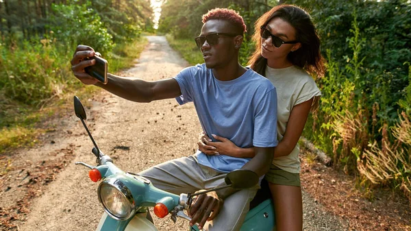 Alegre afroamericano jóvenes amigos montar scooter — Foto de Stock