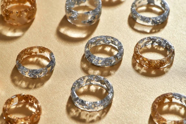 Anéis de resina transparente preenchidos com cacos — Fotografia de Stock