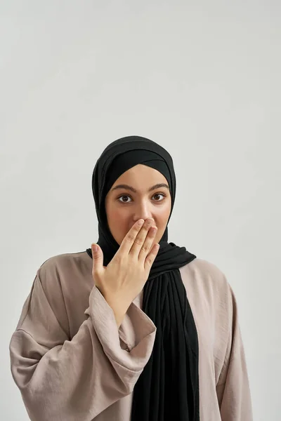 Megdöbbent fiatal arab nő csukott száj kézzel — Stock Fotó