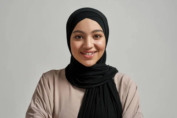 Ritratto di giovane ragazza araba felice in hijab nero — Foto Stock