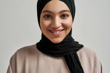 tesettürlü gülümseyen Arap kadının yakın görüntüsü