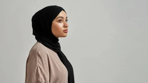 Ritratto di giovane donna araba attraente in hijab nero — Foto Stock