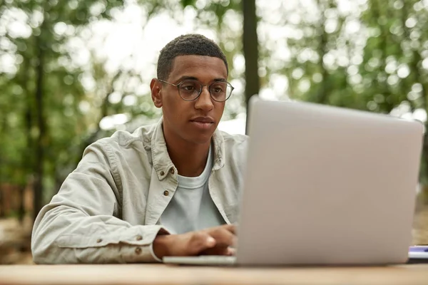 Porträt eines jungen afrikanisch-amerikanischen Mannes, der freiberuflich arbeitet — Stockfoto