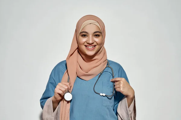 Allegro giovane donna araba in abito medico — Foto Stock