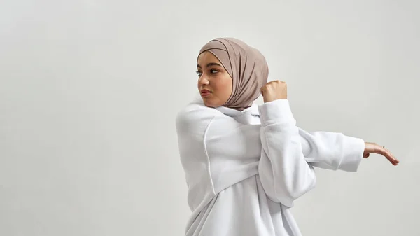 Atraktivní mladá arabská dívka v hidžábu dělá zahřát — Stock fotografie