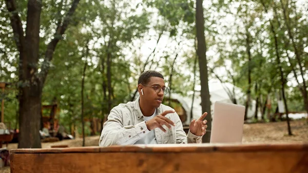 Junger afrikanisch-amerikanischer Mann spricht über Webcam — Stockfoto