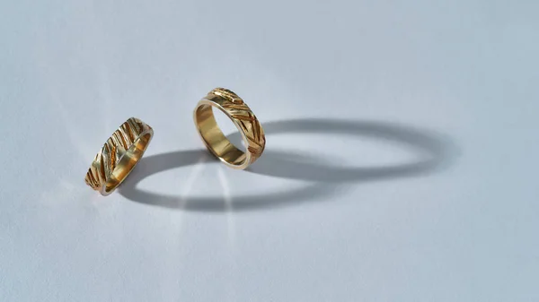 Pair of elegant shiny golden rings with carvings — Fotografia de Stock