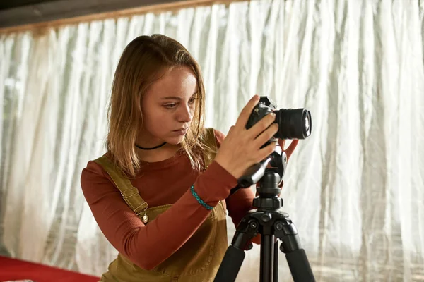 Young woman is preparing to shoot a video blog — Fotografia de Stock