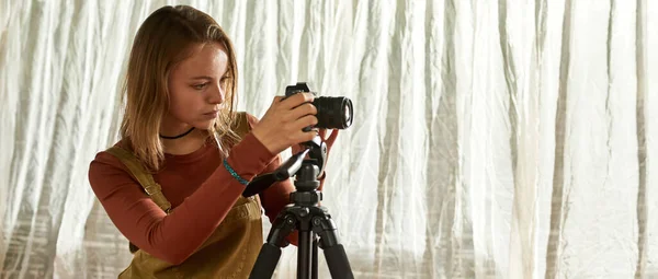 Picture of a young woman trying to set up a camera — Fotografia de Stock